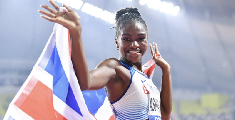 Dina Asher-Smith est l'une des six athlètes suivies sur la route de Paris 2024